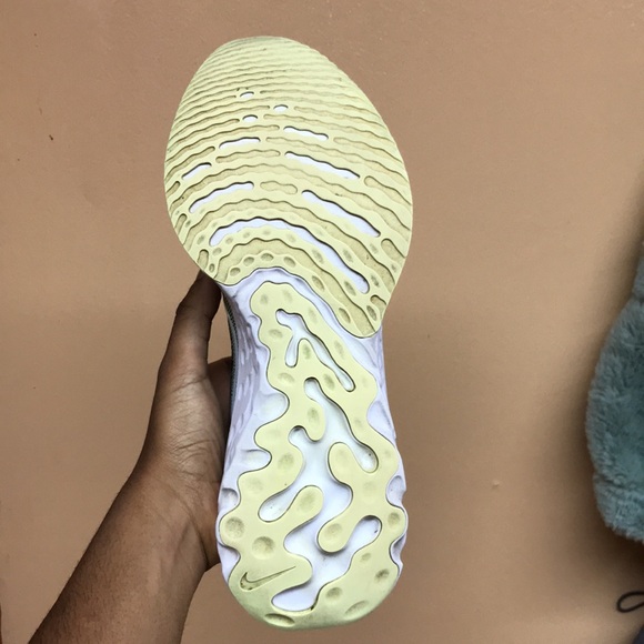 Nike React Infinity Run Flyknit “Black White Barely Volt” - Picture 11 of 15